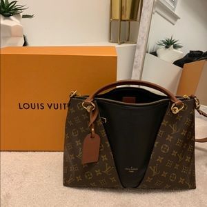 LV V tote MM